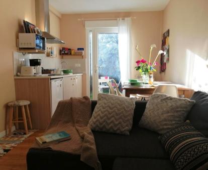 Foto del interior de esta bonita casa con jardín privado.