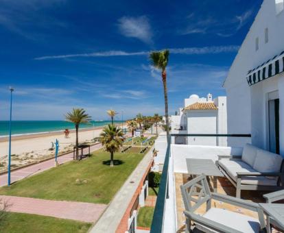 Foto de la terraza amueblada de este apartamento con vistas al mar.