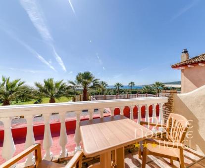 Foto de la terraza privada con vistas al mar de una de las habitaciones del hotel.