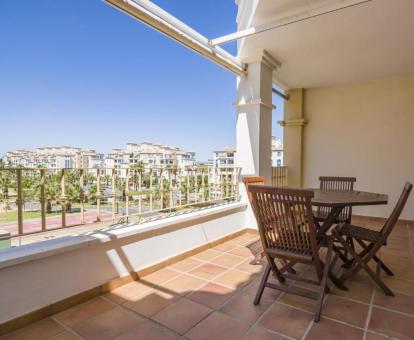 Foto de la terraza con mobiliario exterior y vistas al mar y a la ciudad de uno de los apartamentos.