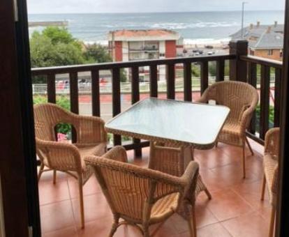 Foto de la terraza con vistas al mar y mobiliario de este apartamento dúplex.