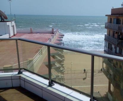 Foto de las instalaciones de este hotel con vistas al mar.