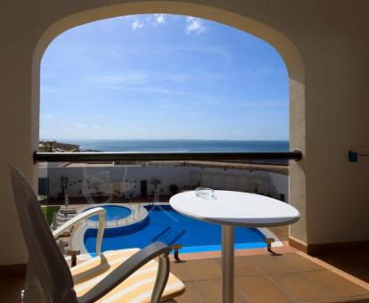 Foto del balcón amueblado con vistas al mar de una de las habitaciones.