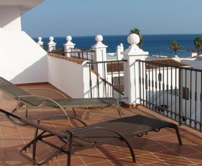 Foto de la maravillosa terraza amueblada con vistas al mar de este alojamiento.