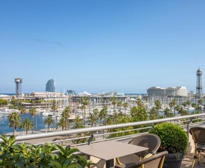 Foto de las instalaciones de este hotel con vistas al mar.