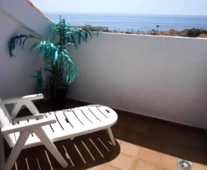 Foto de la terraza solarium con vistas al mar de este apartamento.