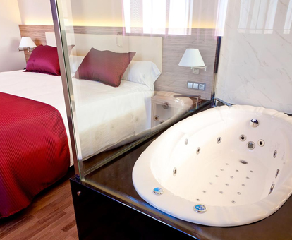 Foto de la habitación con bañera de hidromasaje privada del Dña Monse Hotel Spa & Golf