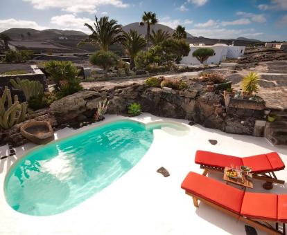 Foto de la piscina y solárium del alojamiento con vistas a la naturaleza.