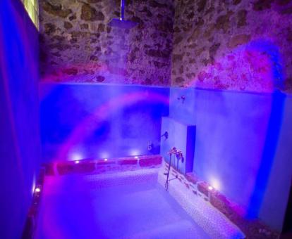 Foto de la bañera de hidromasajes privada de la casa romántica.