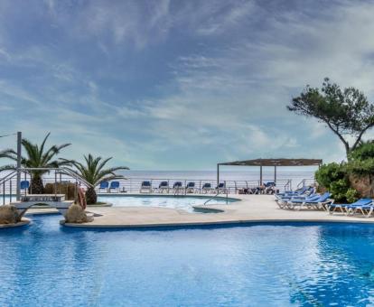 Foto de las instalaciones de este hotel con vistas al mar.