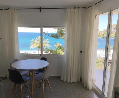 Foto de las instalaciones de este hotel con vistas al mar.