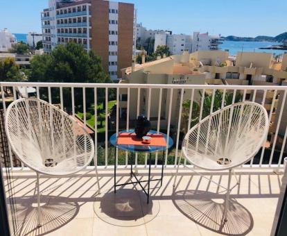 Foto de las instalaciones de este hotel con vistas al mar.