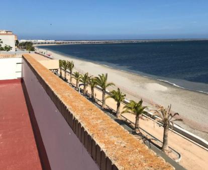 Foto de las instalaciones de este hotel con vistas al mar.