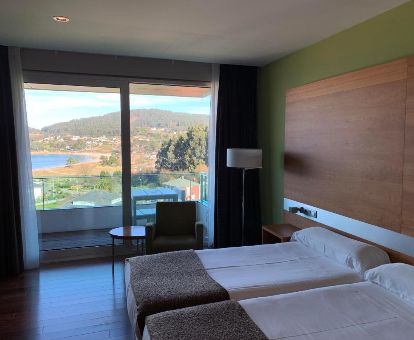 Una de las acogedoras habitaciones con vistas al mar de este moderno hotel.