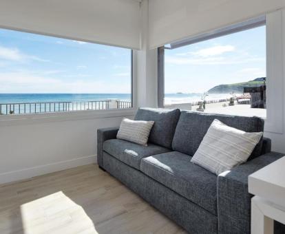 Foto de las instalaciones de este hotel con vistas al mar.
