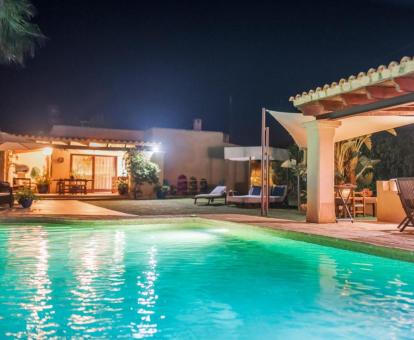 Foto de esta preciosa casa con amplia zona exterior y piscina privada.