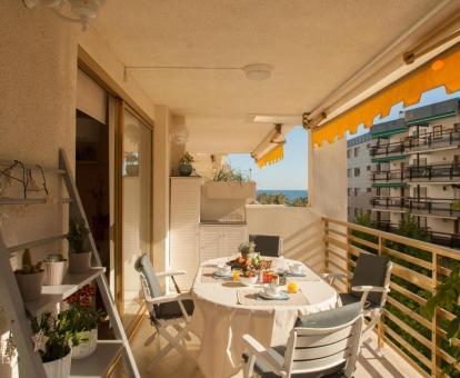 Foto de la terraza privada de este apartamento cerca del mar.