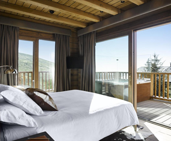 Foto de la habitaciÃ³n con terraza y jacuzzi privado que se encuentra en el hotel El Lodge, Ski & Spa