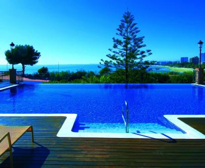 Foto de la piscina al aire libre del hotel con borde infinito y vistas al mar.