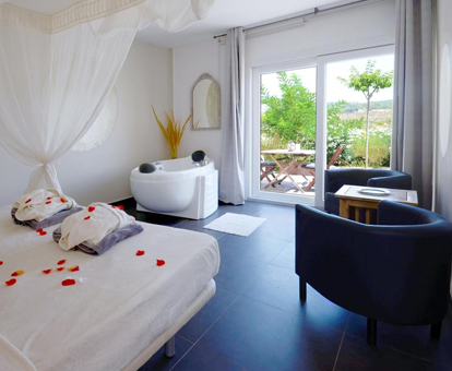 Foto del la habitación con bañera de hidromasaje para dos del hotel El Pao Spa de Alicante