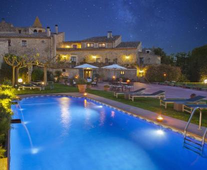 Foto de la piscina con solarium y jardines del hotel.