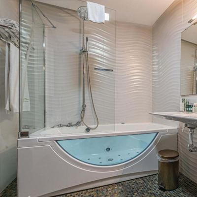 Foto del baño con bañera de hidromasaje de El Rey Moro Hotel Boutique