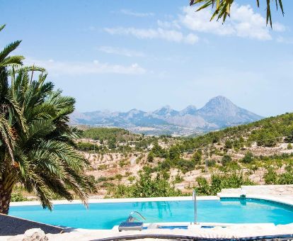 Fabulosa piscina exterior con chorros de hidroterapia y vistas al paisaje que rodea el hotel.