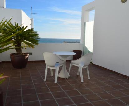 Foto de uno de los estudios con terraza y vistas al mar del alojamiento.