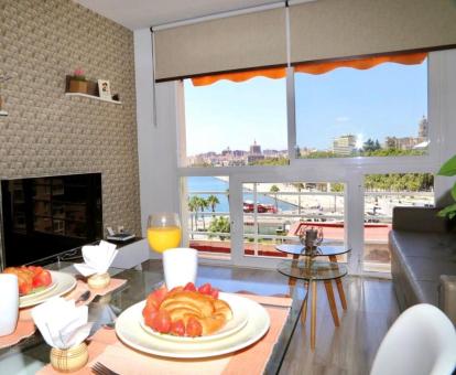 Foto de las vistas al mar ya la ciudad desde el interior de este apartamento.