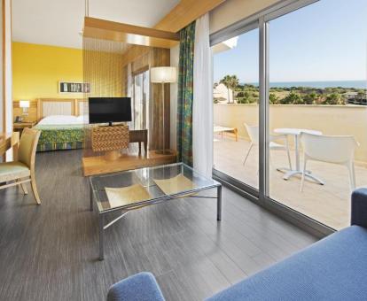 Foto de la Suite Junior con vistas al mar del hotel.