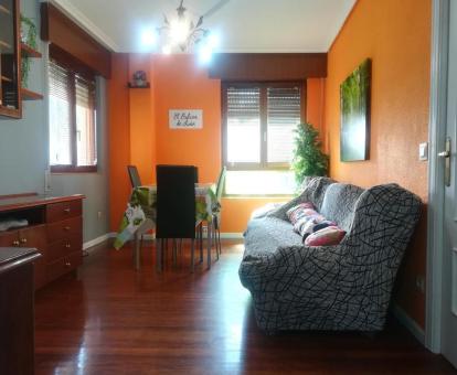 Foto de la sala de estar de este apartamento con vistas al mar.