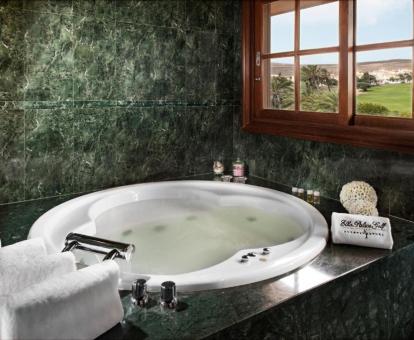 Foto de la bañera de hidromasajes de la Suite Ático del hotel.