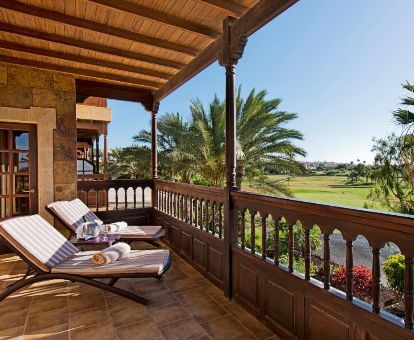 Terraza con mobiliario y maravillosas vistas a los jardines de este hotel solo para adultos.