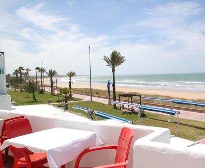 Foto de una de las terrazas privadas con vistas al mar del hotel.
