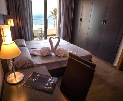 Foto de las instalaciones de este hotel con vistas al mar.