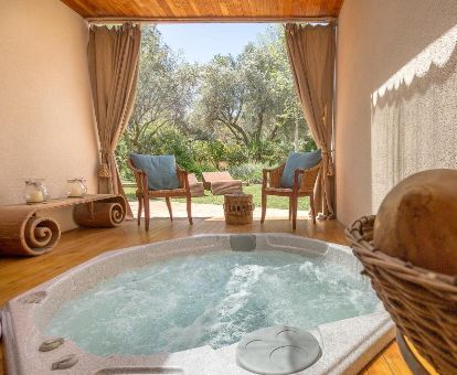 Terraza con jacuzzi privado y acceso a los jardines de una de las villas de este hotel romántico.