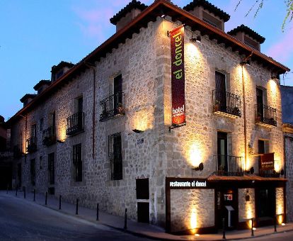 Edificio rústico de este hermoso hotel solo para adultos de estilo tradicional.