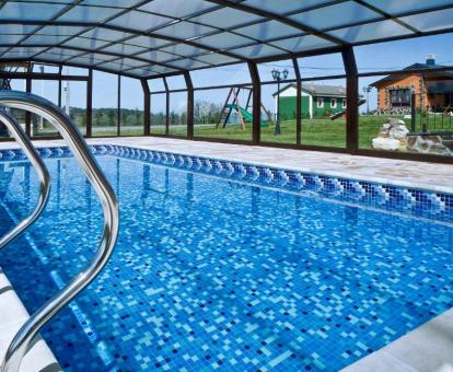 Foto de la piscina cubierta disponible todo el año de este alojamiento rural.