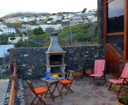 Foto de la terraza amueblada con zona de barbacoa de esta casa rural.