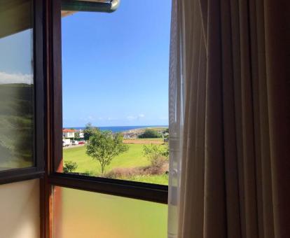 Foto de la ventana con vistas al mar de uno de los apartamentos.