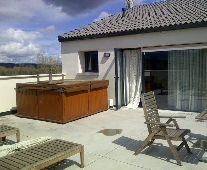 Terraza con gran jacuzzi privado al aire libre de la suite junior del hotel.