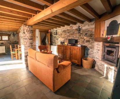 Interior de esta acogedora casa rústica de en un entorno natural para descansar.