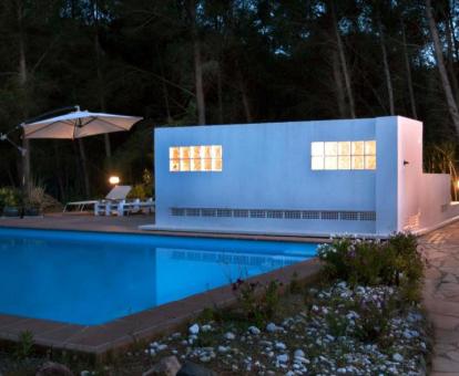 Foto del bungalow con piscina y jacuzzi en un bonito entorno rural.