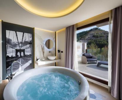 Foto de la bañera de hidromasajes de la Suite del hotel.