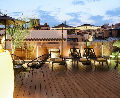 Terraza solarium con mobiliario de este hotel solo para adultos.