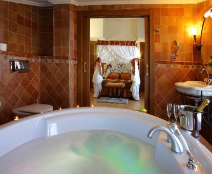 Bañera de hidromasaje privada en una de las románticas habitaciones de este hotel ideal para parejas.