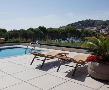 Foto de las instalaciones de este hotel con vistas al mar.