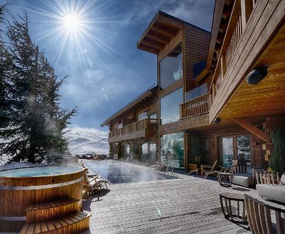 Fabuloso hotel con piscina exterior y jacuzzi al aire libre en un maravilloso paisaje nevado ideal para disfrutarlo en pareja.