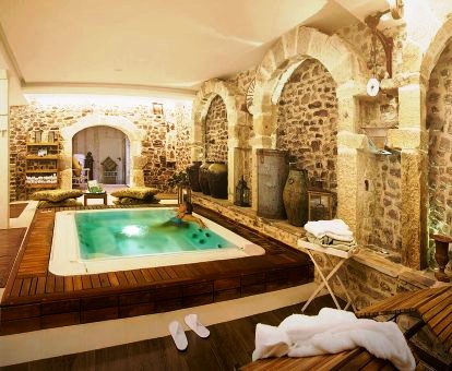 Foto del agradable spa del hotel con piscina cubierta.
