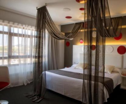 Foto de una de las habitaciones con vistas al mar del hotel.